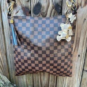 🤎NEW FAUX LEATHER CHECKERED BAG w/ LEOPARD STRAP & BEAR TASSEL KEYCHAIN CHARM🤎